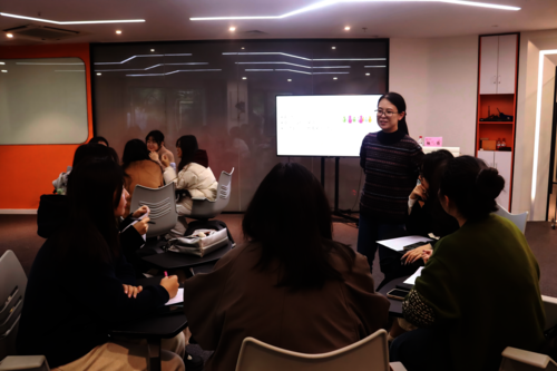 杨肖老师与同学们 杨肖老师与同学们